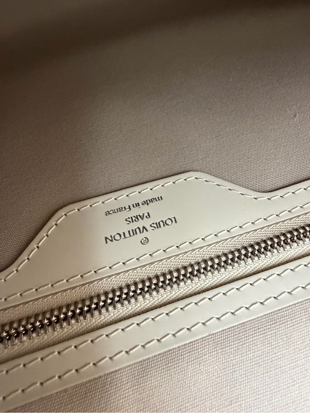 Louise Vuitton Epi Leather Soufflot MM Tote - Ivory / Off White - Picture 8 of 11